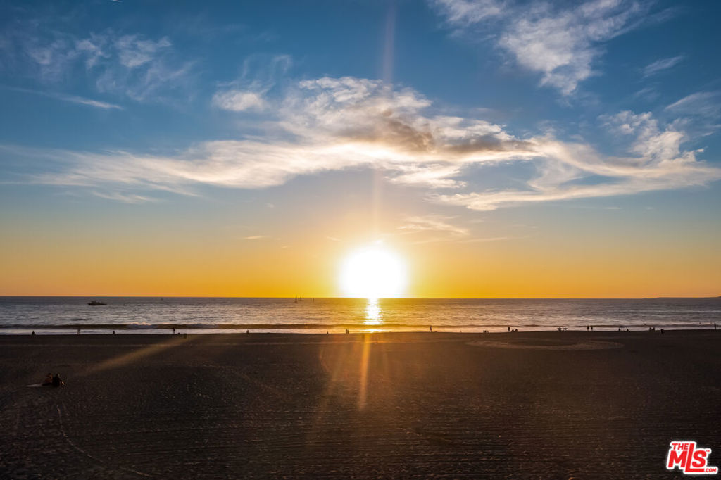 https://media.crmls.org/mediaz/ae9cd43f-0d83-4cef-b359-4adecbd5b73c.jpg?preset=X-Large