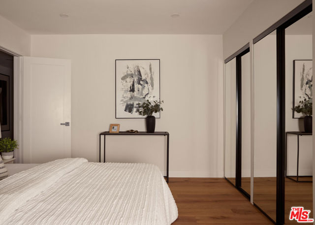 5271 Woodlake Avenue, Woodland Hills CA: https://media.crmls.org/mediaz/ae9e5814-911b-49f4-87c2-0a6406973d15.jpg