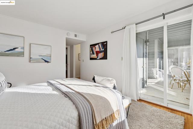 760 Canyon Oaks Dr, Oakland CA: https://media.crmls.org/mediaz/ae9e8429-a88c-498e-9cee-d723dd41f9e2.jpg