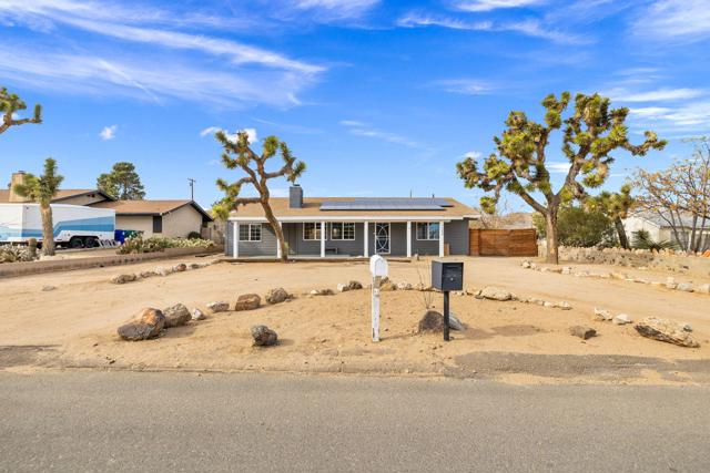 7552 Elk Trail, Yucca Valley CA: https://media.crmls.org/mediaz/ae9f9fa1-37b2-4cf7-a884-0efef339fa22.jpg
