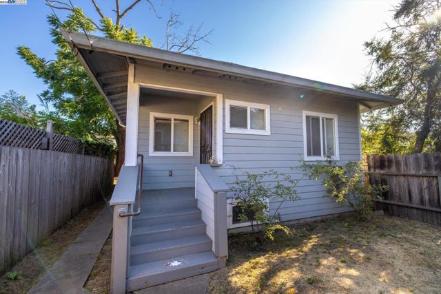 835 Apgar St, Oakland CA: https://media.crmls.org/mediaz/aea000ce-9129-4884-9e55-7b8acc3a8543.jpg