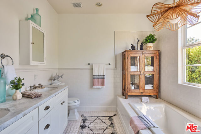 28830 Hampton Place, Malibu CA: https://media.crmls.org/mediaz/aea09174-ce62-45f4-b95e-ca66e984c320.jpg