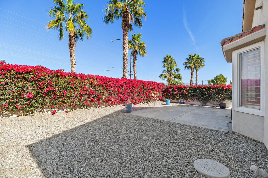 https://media.crmls.org/mediaz/aea0f6f3-5f0d-4a37-b976-6d3320332b9b.jpg?preset=X-Large
