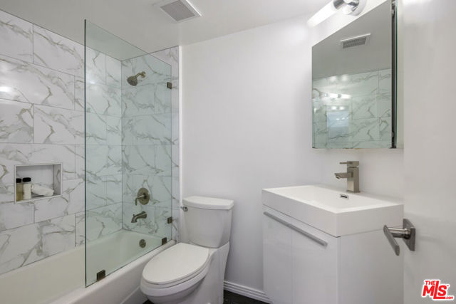 1129 2nd Street, Hermosa Beach CA: https://media.crmls.org/mediaz/aea1565a-60ff-48c8-95af-70a692755381.jpg