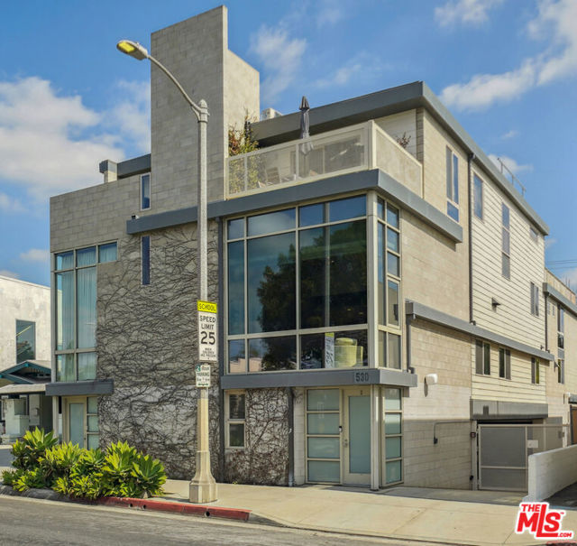 530 N Larchmont Blvd #2, Los Angeles, CA 90004