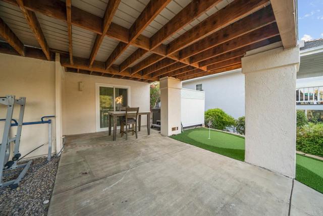 15425 Vista Vicente Dr, San Diego CA: https://media.crmls.org/mediaz/aea2325d-f2f5-4a54-9a57-c14a5f122f85.jpg