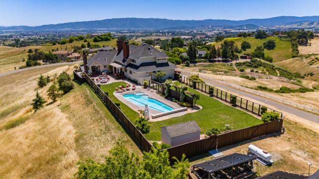 2525 Bridle Path Drive, Gilroy CA: https://media.crmls.org/mediaz/aea2dfd1-2a8a-4ef0-a6b4-8bb2cd42b110.jpg