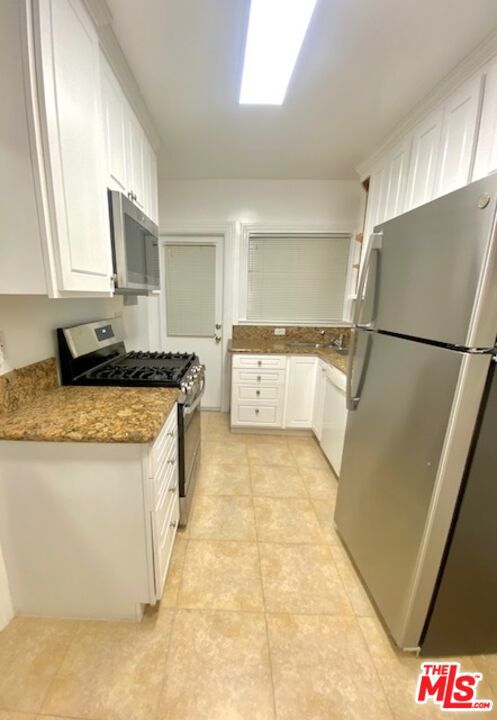 1040 N Sweetzer Avenue, West Hollywood CA: https://media.crmls.org/mediaz/aea3b78b-5283-459e-8095-fe9f86683050.jpg