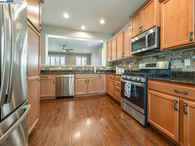 1178 Tropicana Ln, Brentwood CA: https://media.crmls.org/mediaz/aea4378a-5535-4f33-b584-3b4faf528950.jpg
