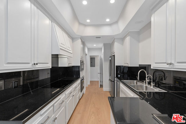 10118 Empyrean Way, Los Angeles CA: https://media.crmls.org/mediaz/aea4b19c-c3b2-4999-ac59-9a7a5dc9cec0.jpg