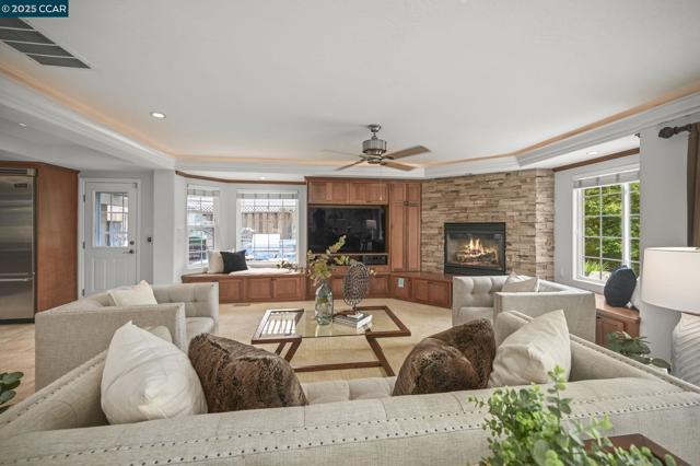 34 Willowview Ct, Danville CA: https://media.crmls.org/mediaz/aea4f9a3-9832-41a4-8077-d93f41c7fa85.jpg
