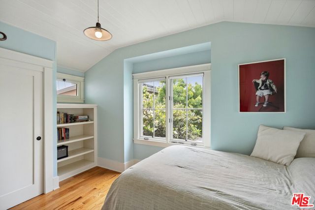 813 Crestmoore Place, Venice CA: https://media.crmls.org/mediaz/aea763ab-26e6-4ab1-8fc8-0abbde7e7834.jpg