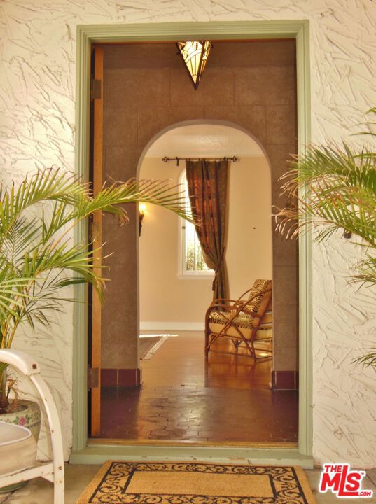 914 S Burnside Avenue, Los Angeles CA: https://media.crmls.org/mediaz/aea7f255-a36c-4a7d-8167-7ce0d09207b4.jpg