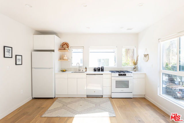 1946 1/2 Preston Avenue, Los Angeles CA: https://media.crmls.org/mediaz/aea8a49f-9e2a-4989-9727-d953c69af86b.jpg