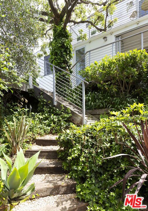 2500 Carman Crest Drive, Los Angeles CA: https://media.crmls.org/mediaz/aea92806-b0ff-4665-8d1d-fd1af5b5cd6f.jpg