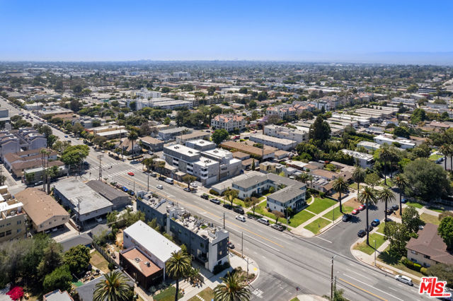 11900 Washington Place, Los Angeles CA: https://media.crmls.org/mediaz/aea94b69-96f2-4f62-ac7c-3a5ce6de2acc.jpg