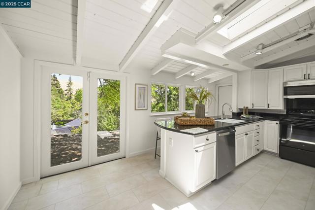 3352 Betty Ln, Lafayette CA: https://media.crmls.org/mediaz/aea94dc4-985b-4849-871f-9021fbdee961.jpg