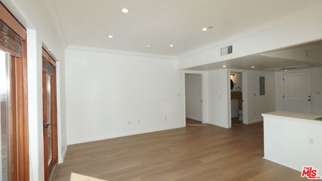 930 S Robertson Boulevard, Los Angeles CA: https://media.crmls.org/mediaz/aea990f8-f611-41ee-8ef2-971c76ab6c84.jpg