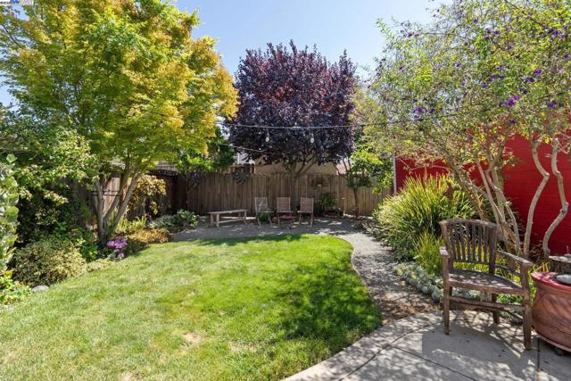 3144 60Th Ave, Oakland CA: https://media.crmls.org/mediaz/aeaa70ff-6776-449d-a3fe-bebc7206ab9c.jpg