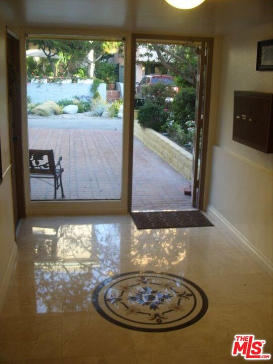 25 PRIVATEER Street, Venice CA: https://media.crmls.org/mediaz/aeabbc57-cc93-47bb-b2b8-fd9bf8828735.jpg