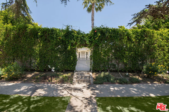 1047 9th Street, Santa Monica CA: https://media.crmls.org/mediaz/aeabe6bc-5df7-4b59-b6cf-09e3d3c5b694.jpg