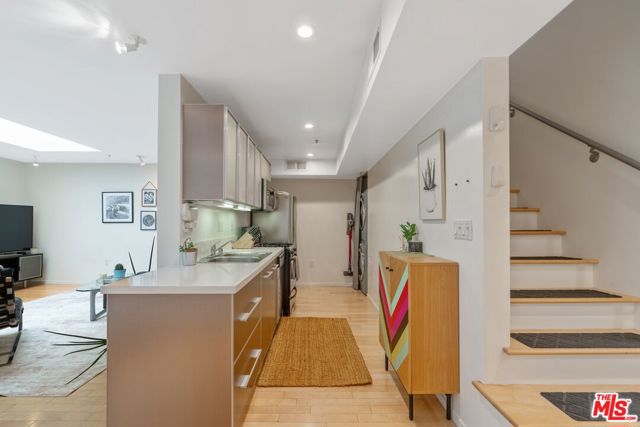 5806 Waring Avenue, Los Angeles CA: https://media.crmls.org/mediaz/aead7345-ba1d-478c-964a-817fb03f699d.jpg