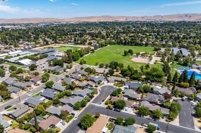 736 Adams Ave, Livermore CA: https://media.crmls.org/mediaz/aeadc969-fd60-45ad-b5eb-81ef3e199f76.jpg