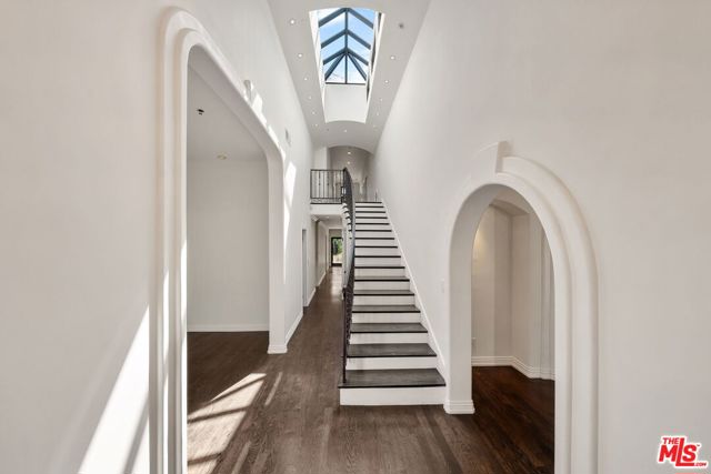 516 Lincoln Boulevard, Santa Monica CA: https://media.crmls.org/mediaz/aeadd593-d239-498e-a2bc-95d36f301678.jpg