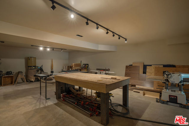 225 Powderhorn Ranch Road, Topanga CA: https://media.crmls.org/mediaz/aeaee88e-33d8-4e71-8ae3-aa52fd2518dc.jpg