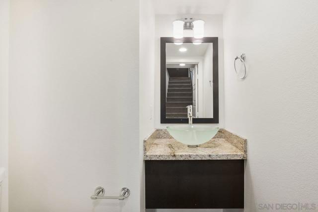 2472 Aperture Circle, San Diego CA: https://media.crmls.org/mediaz/aeaf1f2a-a1af-4b15-a49e-d5dbf7b35818.jpg