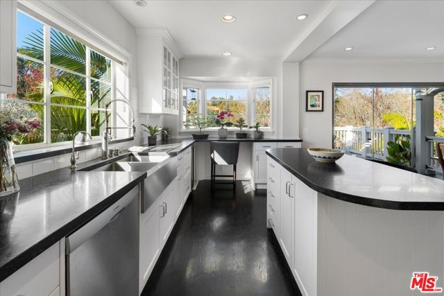 314 S Glenroy Avenue, Los Angeles CA: https://media.crmls.org/mediaz/aeafb687-af25-42f6-a71c-fa27e3fc5795.jpg