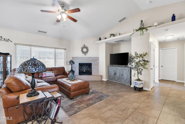 17717 Bangor Avenue, Hesperia CA: https://media.crmls.org/mediaz/aeb01fe6-ce8b-4aa5-a86f-0f69cca62ad1.jpg
