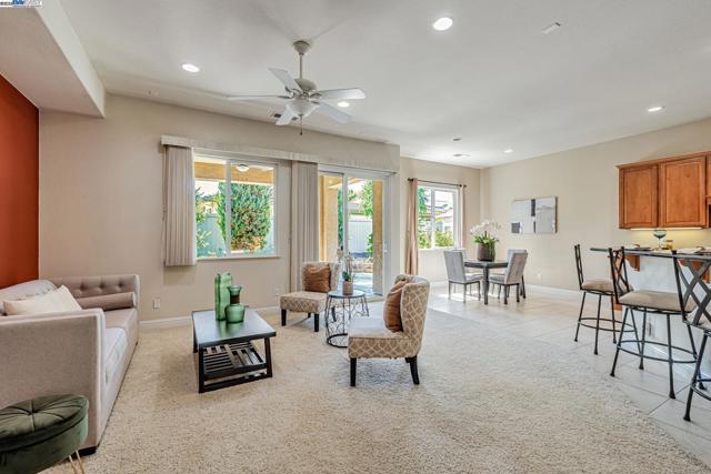 2453 Gardenstone Pl, Manteca CA: https://media.crmls.org/mediaz/aeb059be-8b7c-4371-b8e2-386a43bf897d.jpg