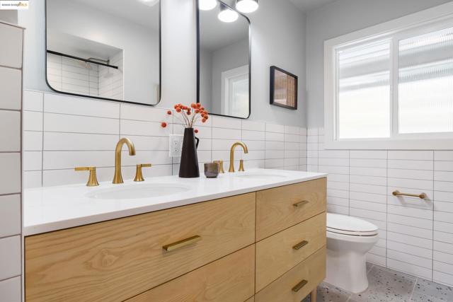 150 Santa Rita Dr, Walnut Creek CA: https://media.crmls.org/mediaz/aeb082af-3df5-44d0-afd0-a0550021fca0.jpg