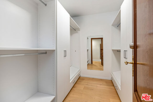 9249 Burton Way, Beverly Hills CA: https://media.crmls.org/mediaz/aeb2d550-7d05-4241-8954-a7fbdfe53789.jpg