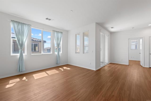 Detail Gallery Image 4 of 11 For 1712 Santa Christina Ave #1,  Chula Vista,  CA 91913 - 2 Beds | 2 Baths