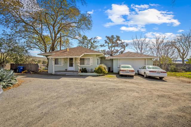 584585 Monterey Road, Morgan Hill CA: https://media.crmls.org/mediaz/aeb35a92-d8dc-4133-9a35-cdf4acc6d81a.jpg