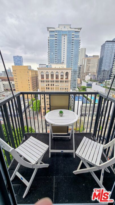 849 S Broadway, Los Angeles CA: https://media.crmls.org/mediaz/aeb50684-0b0c-40fa-9d59-1f8d39572b85.jpg