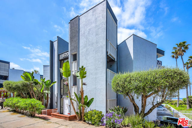 620 The, Redondo Beach CA: https://media.crmls.org/mediaz/aeb5fe96-23fa-4e26-bf68-dab855299160.jpg