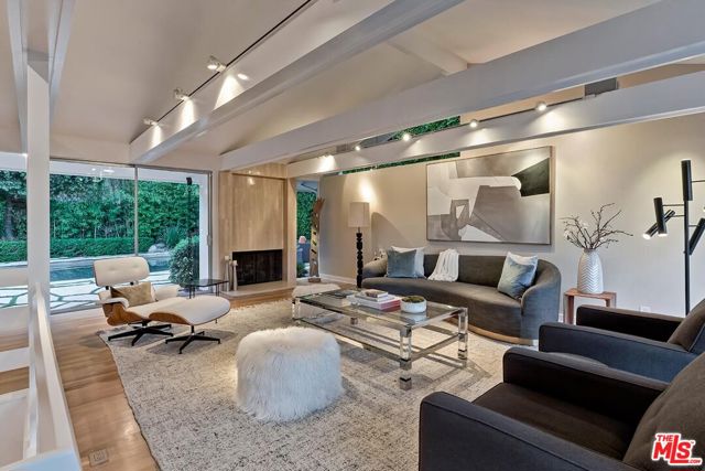 9316 Beverly Crest Drive, Beverly Hills CA: https://media.crmls.org/mediaz/aeb7ba6b-5147-42fd-b213-fcc7aef05fad.jpg