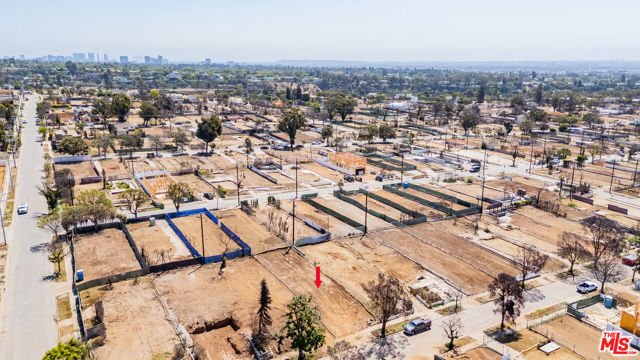 1046 Fiske Street, Pacific Palisades CA: https://media.crmls.org/mediaz/aeb90c9e-abf4-429d-864f-dd1f326b28fd.jpg