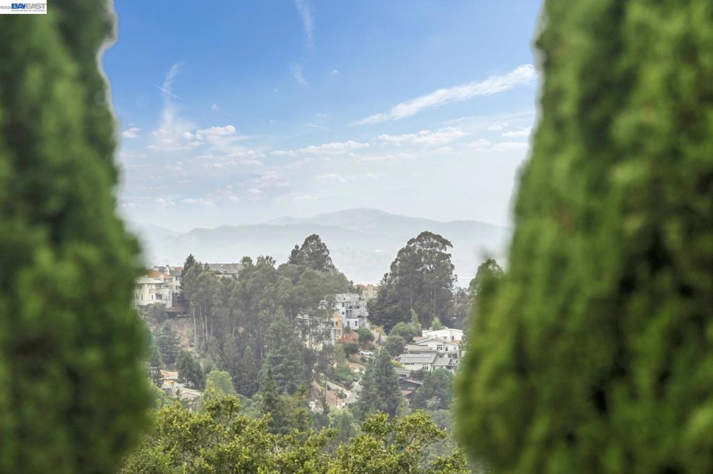 https://media.crmls.org/mediaz/aeba3f94-edda-4780-9c17-8e0880f60675.jpg?preset=X-Large