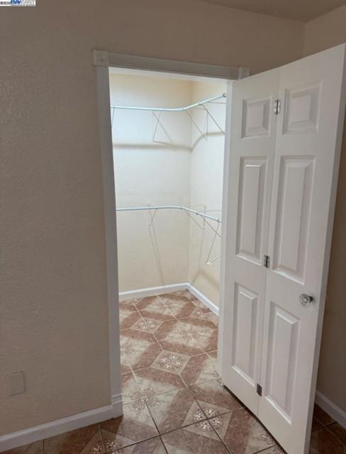 1530 40th Ave, Oakland CA: https://media.crmls.org/mediaz/aebb9d8f-4084-449d-b0d7-9123f2cee4ee.jpg