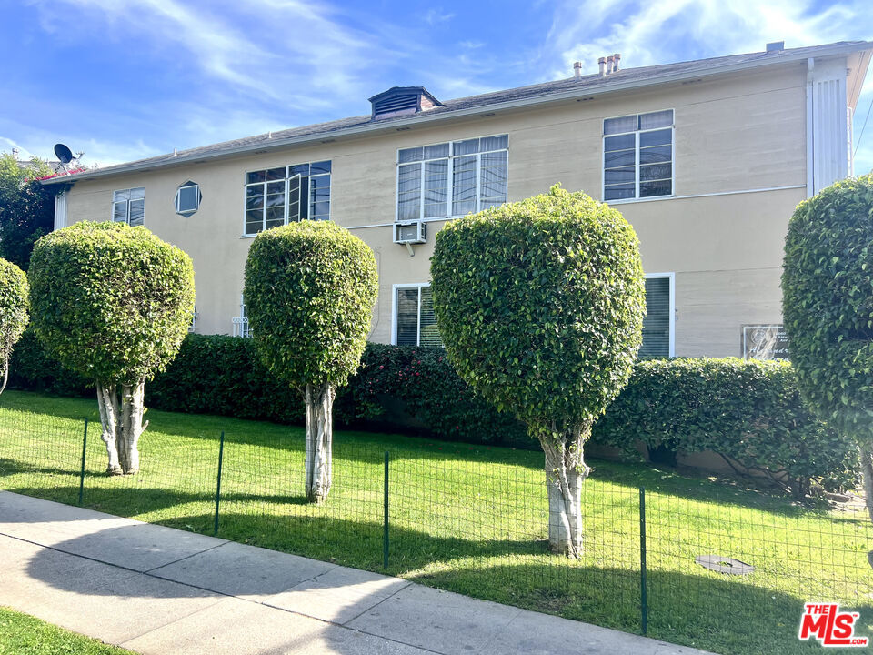 1860 N Alexandria Avenue #1876
