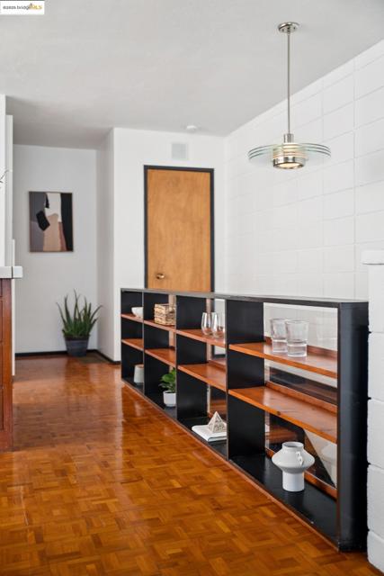 2760 Park Blvd, Oakland CA: https://media.crmls.org/mediaz/aebd2b95-2bf9-4405-91aa-d7ec00f72e51.jpg