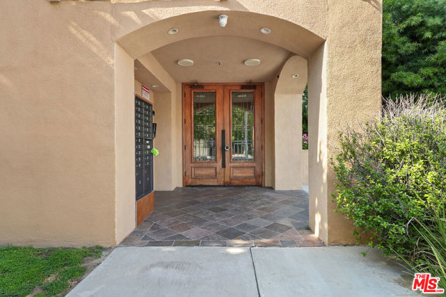 5303 Satsuma Avenue, North Hollywood CA: https://media.crmls.org/mediaz/aebdd44d-65b7-4976-bb54-b6a3d1ad2cbe.jpg