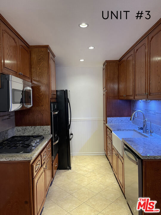 938 20th Street, Santa Monica CA: https://media.crmls.org/mediaz/aebe2114-fb23-4dd4-bcd1-3bd6ea727029.jpg