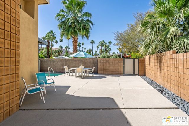 941 Oceo Circle, Palm Springs CA: https://media.crmls.org/mediaz/aebf5a25-a65e-4787-8ff5-6fa2b5f41b40.jpg