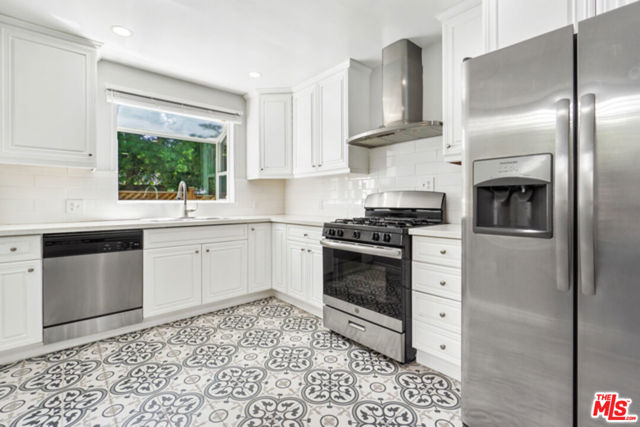 920 Westbourne Drive, West Hollywood CA: https://media.crmls.org/mediaz/aec0c592-8e83-470e-a7b7-e969d00a64d8.jpg