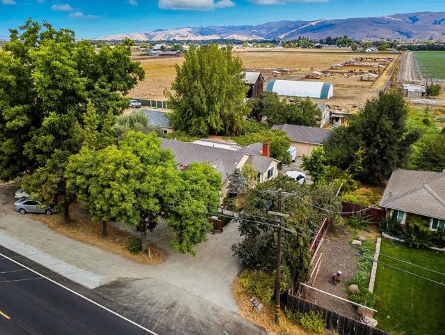 790 Shore Road, Hollister CA: https://media.crmls.org/mediaz/aec1fdd4-8d21-4f71-9e0f-0fbce058d48c.jpg